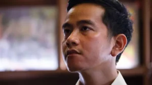 Ganti Kostum, Gibran Pakai Jas-Dasi Biru Muda di Upacara Penurunan Bendera