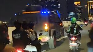 Pertahanan Tembus, Massa Ojol Kembali Kepung Mako Brimob di Jakarta