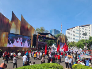 Ada Pesta Rakyat, Lapangan Istana Merdeka Mendadak Jadi Tempat Piknik Warga