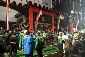 TNI Terjun Ajak Dialog Massa Ojol yang Kepung Brimob di Kwitang