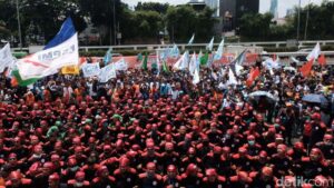 Massa Aksi Masih Bertahan di Polda Bali, Situasi Kondusif: Tindak Lanjut dari Demo yang Terjadi