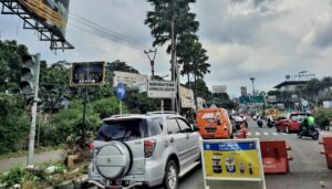 One Way Arah Jakarta Diberlakukan, Mobil Menuju Puncak Bogor Disetop di Jalan Raya