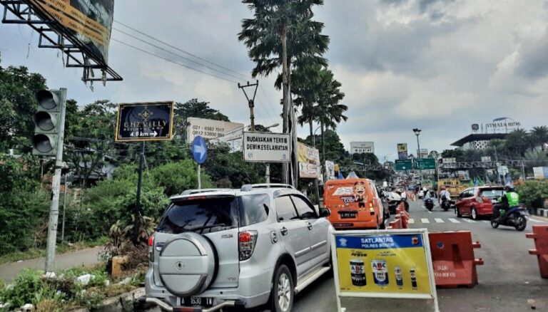 One Way Arah Jakarta Diberlakukan, Mobil Menuju Puncak Bogor Disetop di Jalan Raya