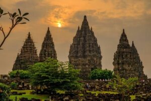 Kebangkitan Wisata Budaya Tradisional Indonesia 2025: Warisan Leluhur, Daya Tarik Baru, dan Transformasi Pariwisata
